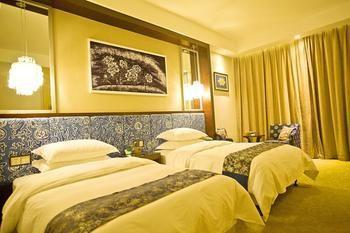 Miaozu Buyi Hotel Fenghuang Buitenkant foto
